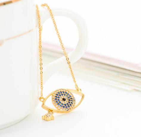 "Timeless neckpiece for women, perfect for everyday sophistication."
