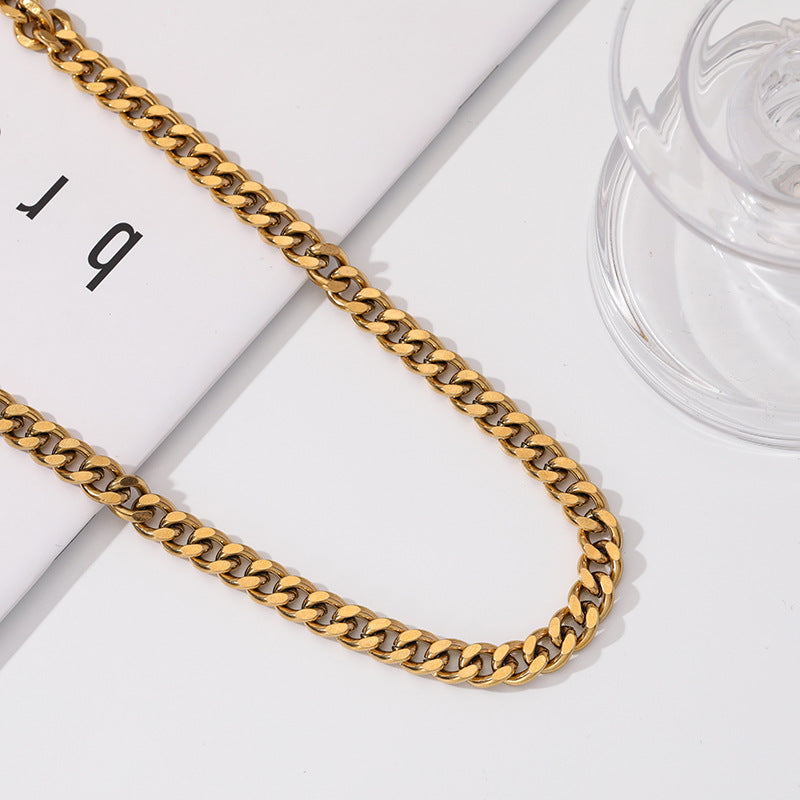 "Stylish 18kt women's jewelry, ideal for everyday use."

