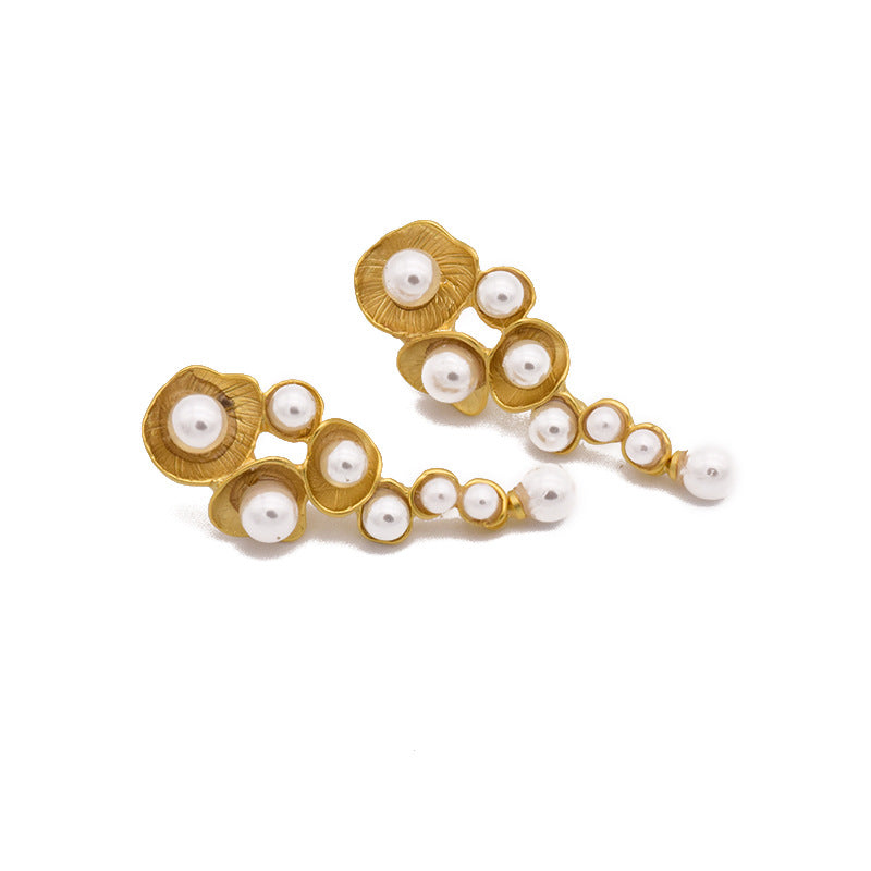 With their intricate nest design and anti-tarnish finish, the Nest Pearl Earrings are perfect for long-lasting wear.

