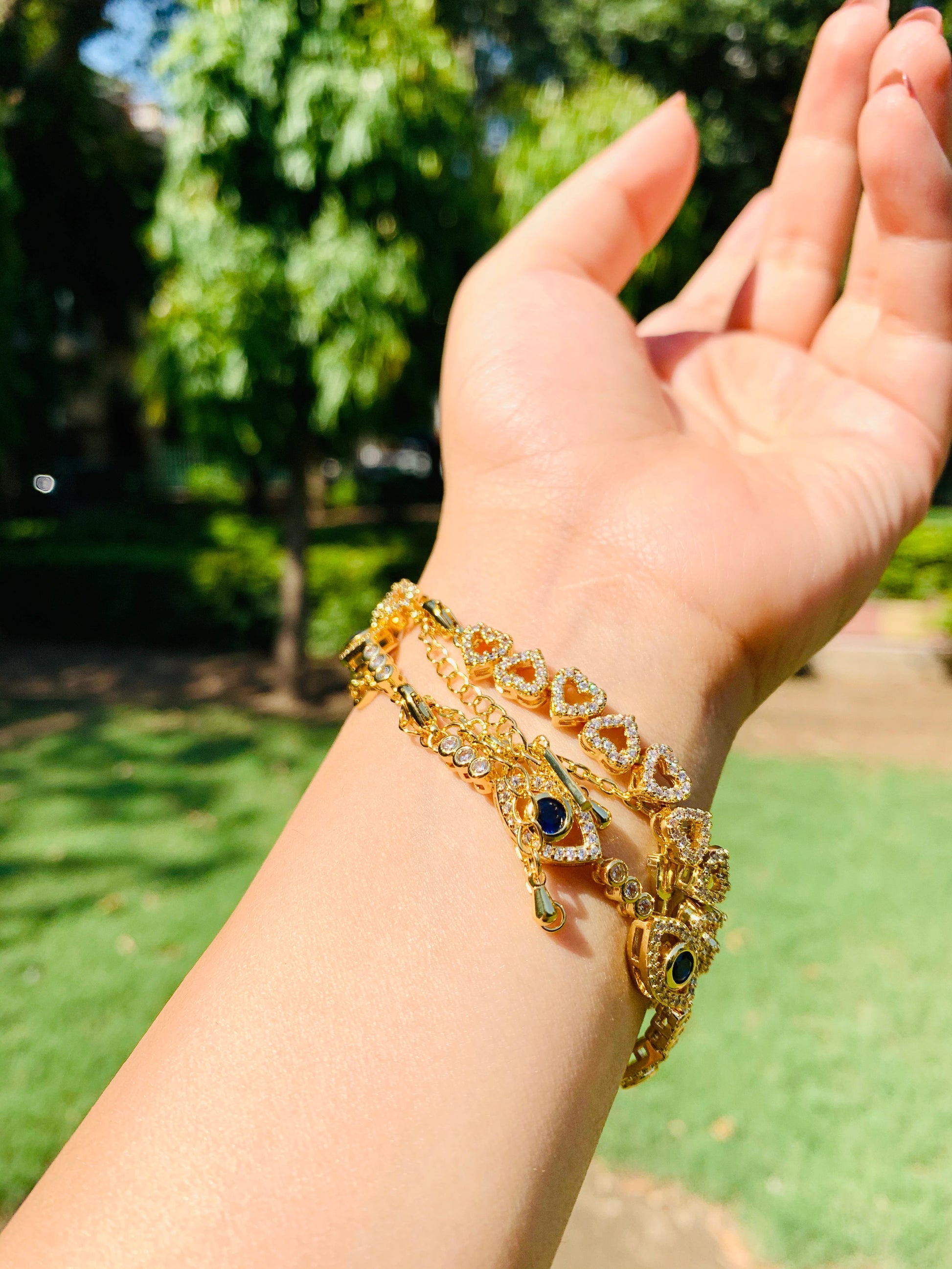 "Lightweight and durable bracelet, ideal for daily wear."
