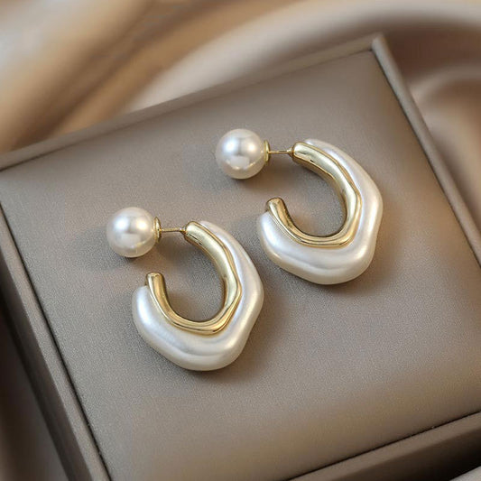 Anti-tarnish pearl earrings with a polished finish.
