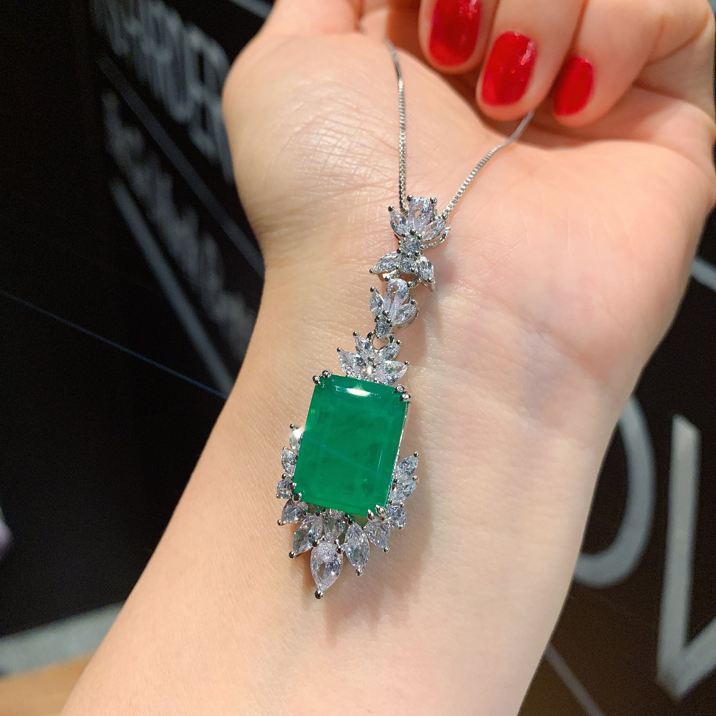 Enchanting Emerald Necklace Set