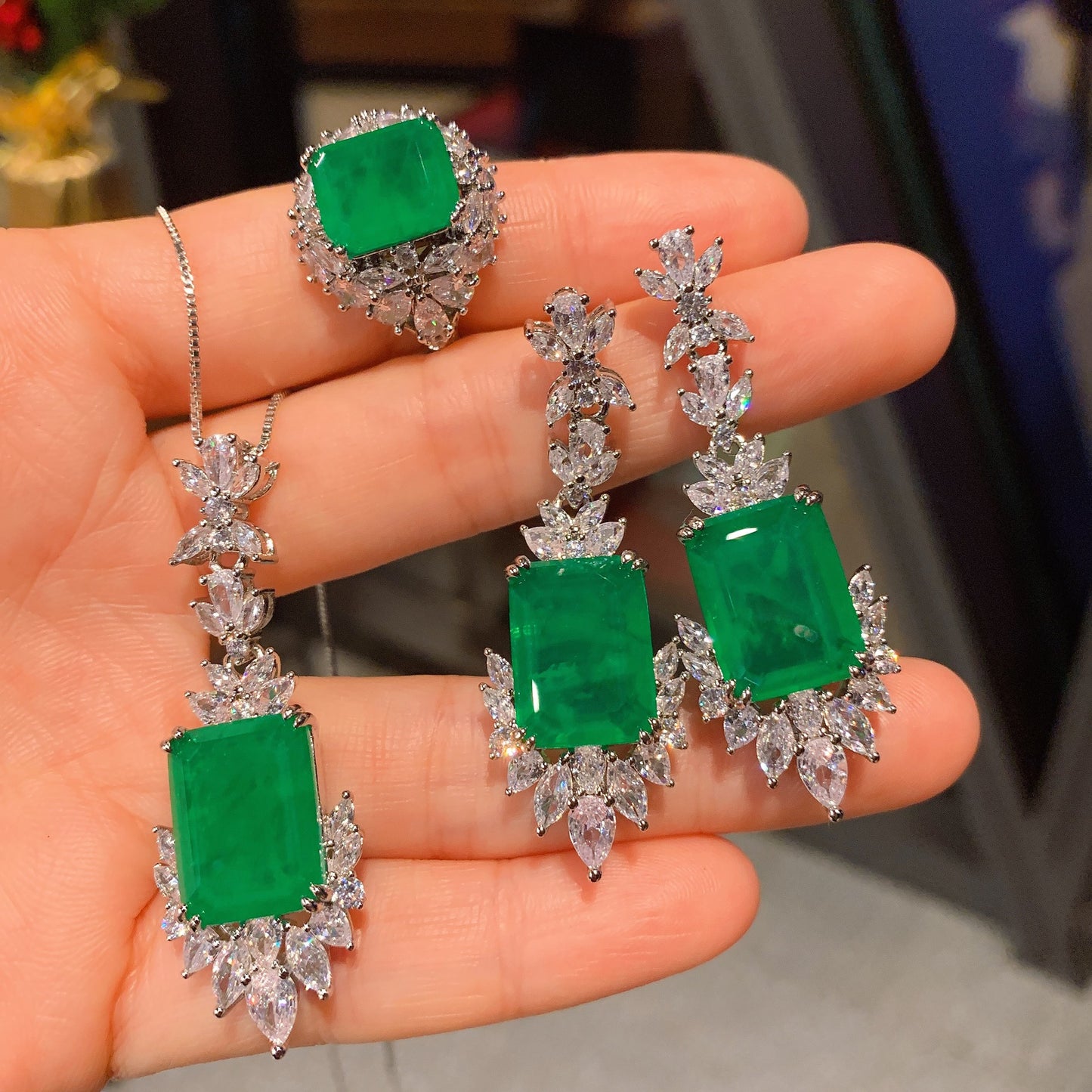 Enchanting Emerald Necklace Set