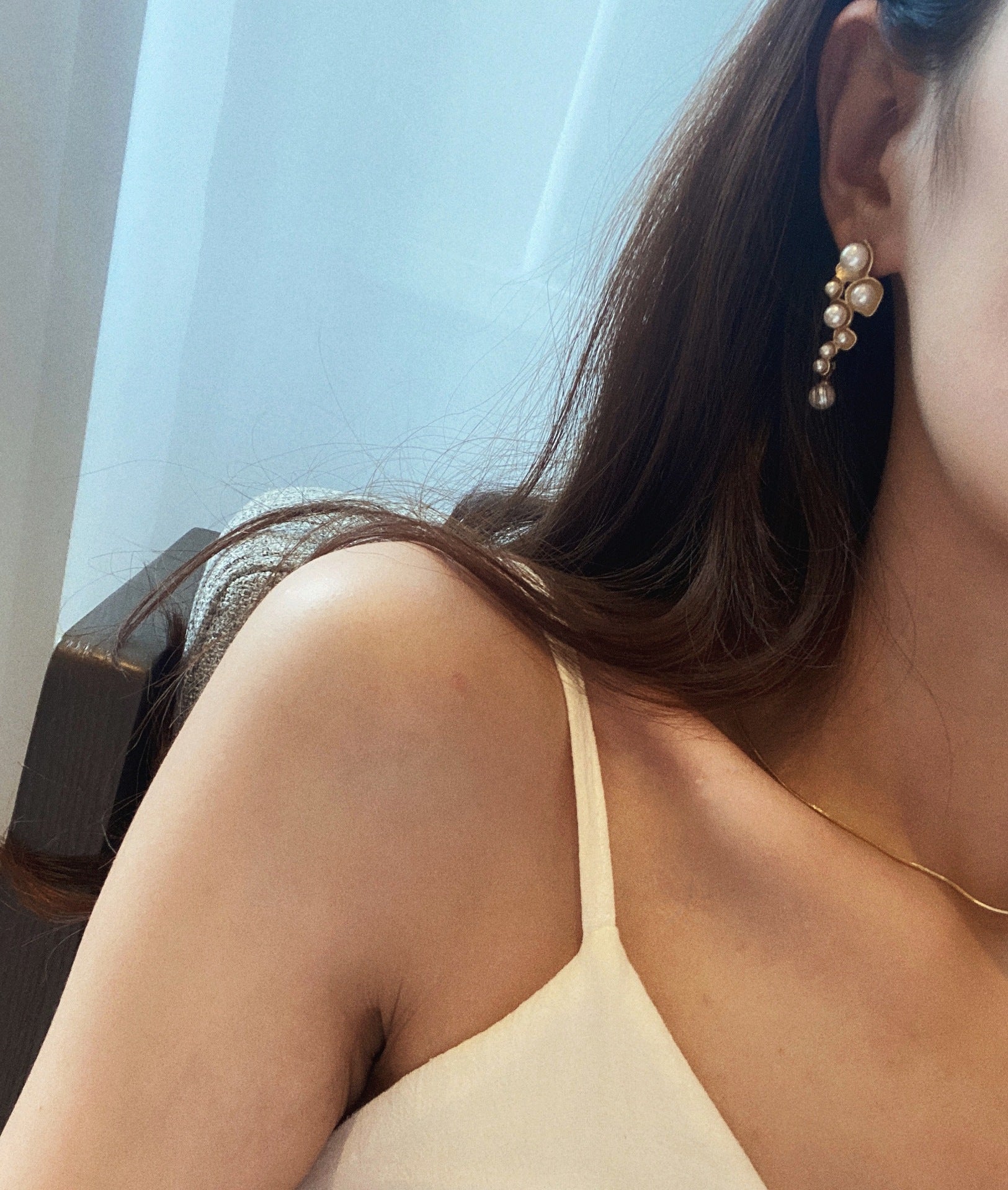 Pearl Earrings feature a unique, organic design with anti-tarnish protection, ensuring lasting shine and elegance.

