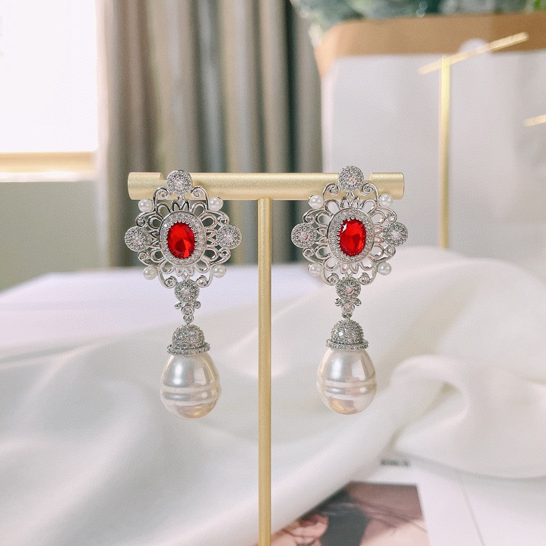 Anti-tarnish pearl jewelry creates a striking and elegant look that is perfect for special occasions.