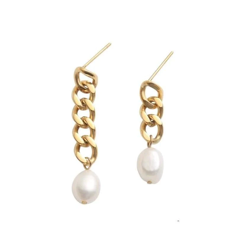 Stylish women’s jewelry gift set featuring pearls and gold accents