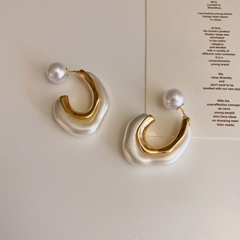 Gold plated with acrylic pearls
Post-back closure with faux pearl backing
Made of 925 Sterling Silver 