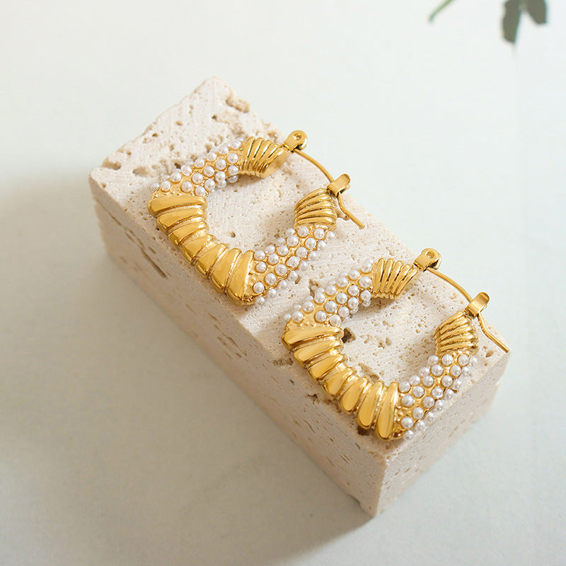 Anti-tarnish pearl earrings with a polished finish.

