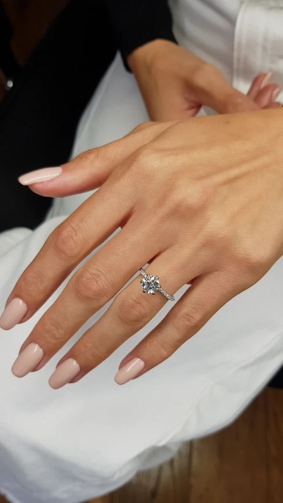 The tiniest detail, the truest elegance. Certified pure silver.